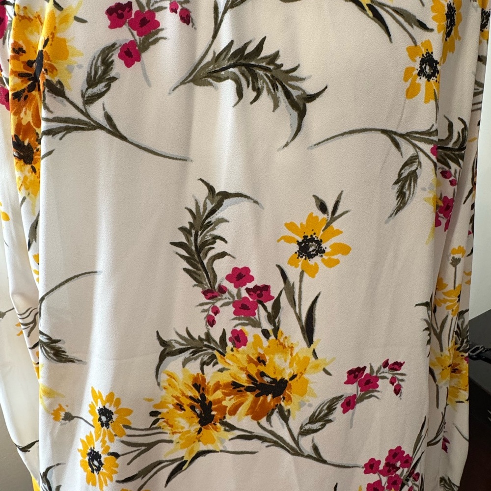 Express Floral V-Neck Women's Top - Picture 6 of 8